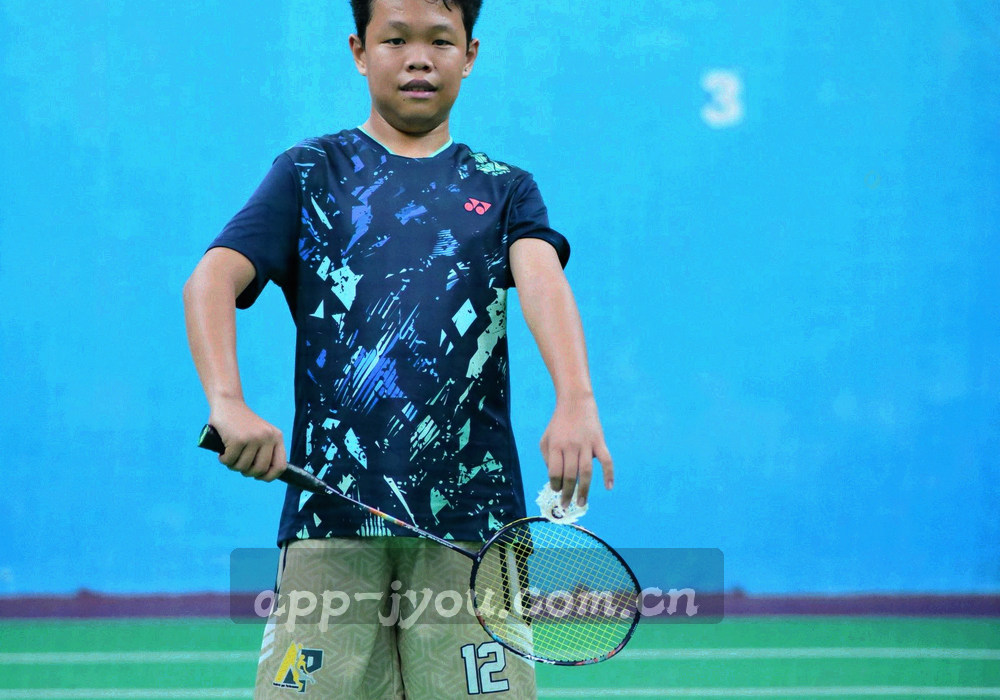 双栏数据对照界面的局部特写，两队关键指标并排呈现，视角略微倾斜